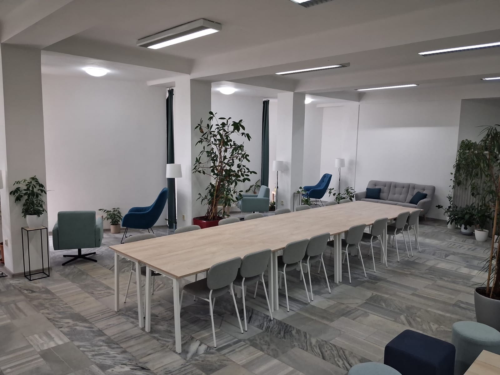 Lidé pracující v klidném coworkingu